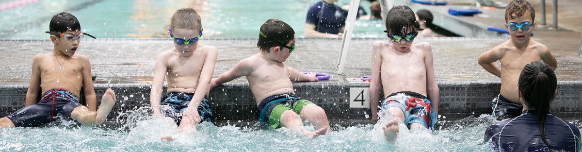 kids in swim lesson class